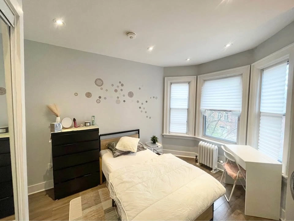 Renting 1 private bedroom in 3 bedroom apartment