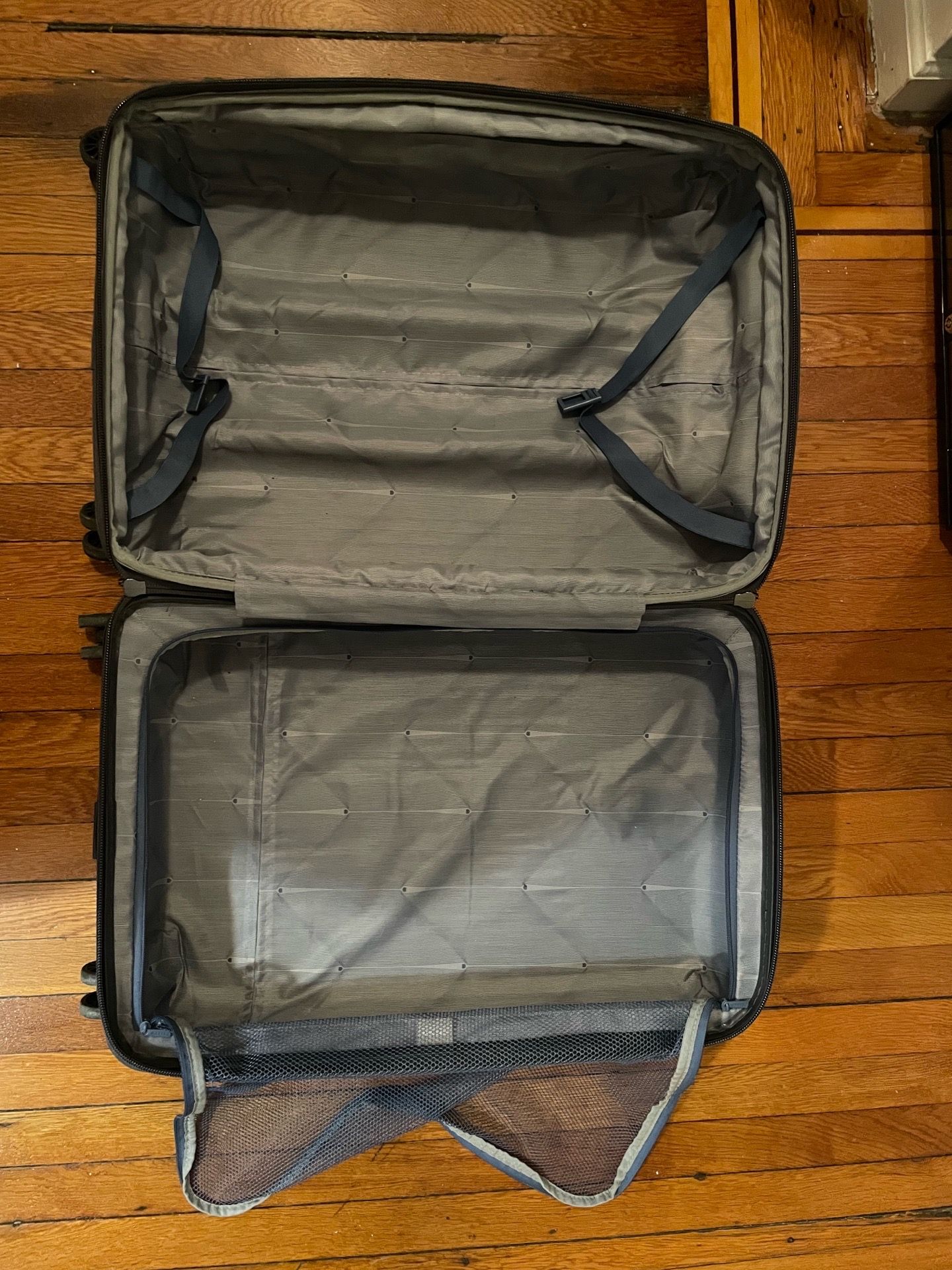 Used Delsey medium luggage - photo 3