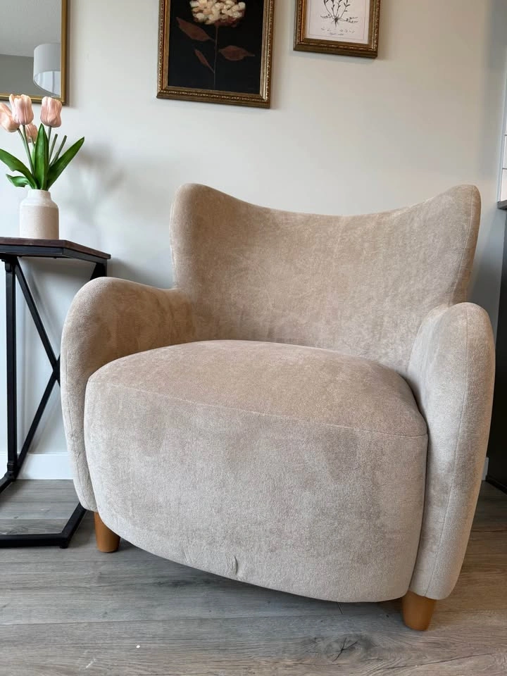 Brand new Wing back style accent chair - photo 2