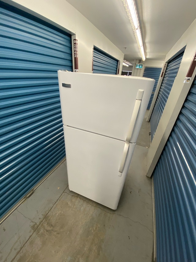 FRIDGDAIRE TOP FREEEZER FRIDGE