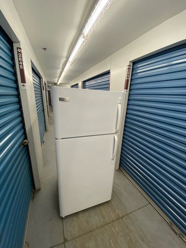FRIDGDAIRE TOP FREEEZER FRIDGE - photo 2