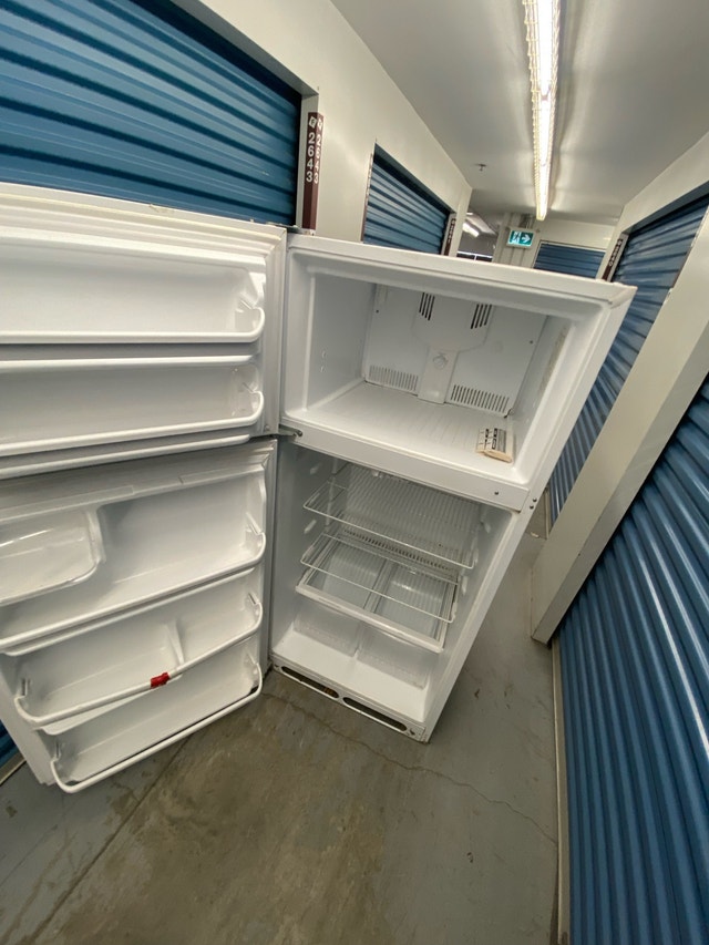 FRIDGDAIRE TOP FREEEZER FRIDGE - photo 5