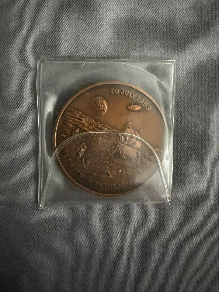 Apollo 11 Moon Landing Astronauts Medal - photo 2