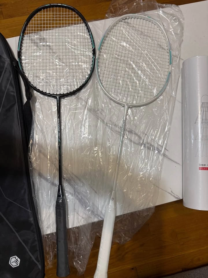Sword 700 Badminton Racket Set with Case and Shuttlecocks - photo 2