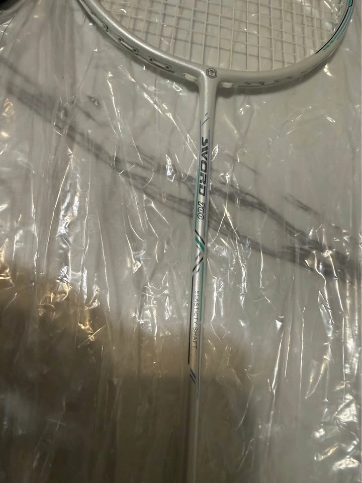 Sword 700 Badminton Racket Set with Case and Shuttlecocks - photo 3