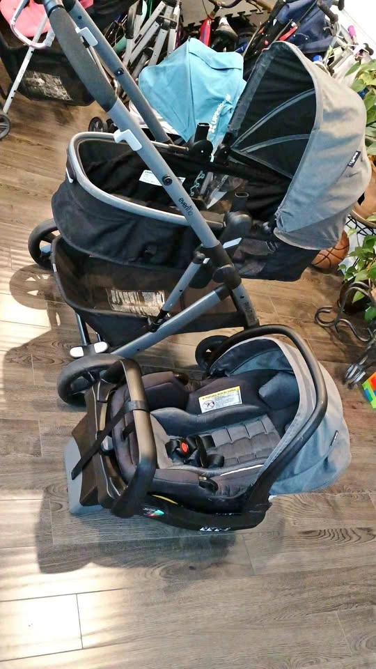 Evenflo Pivot Suite Car Seat and Stroller Travel System