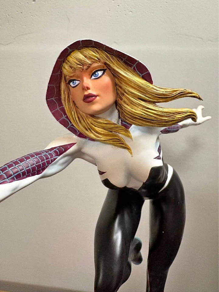 Marvel Premier Collection Spider-Gwen Statue #1930/3000 - Diamon