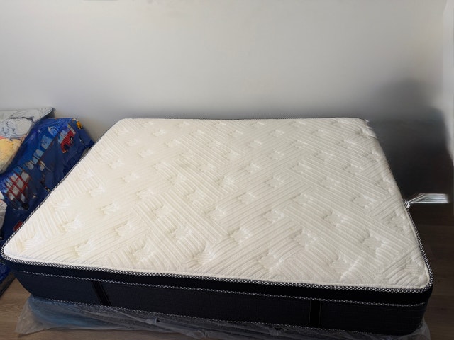 Lightly Used White Queen Mattress + Free Bed Box - photo 4