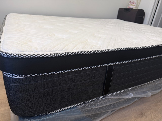 Lightly Used White Queen Mattress + Free Bed Box - photo 5