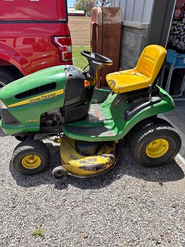John Deer LA 125.
