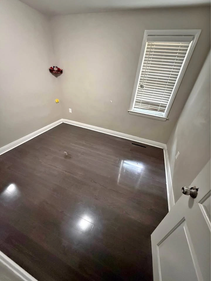 4 Beds 2 Baths - House