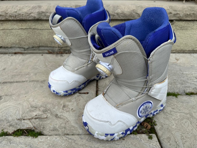 Youth Snow Boots - one tightener is broken