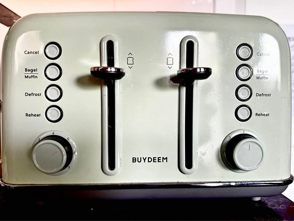 BUYDEEM DT640 4-Slice Retro Toaster – Cozy Greenish – Like New!