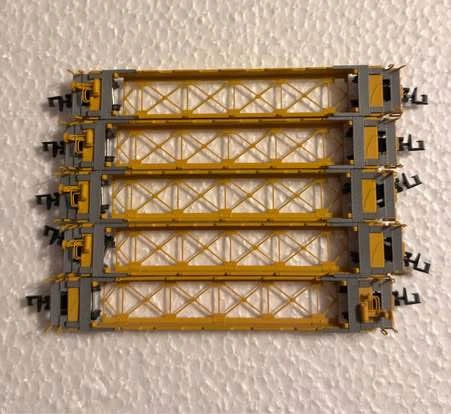 5 N-Scale Trailer Train Well Cars w/ Containers - photo 2