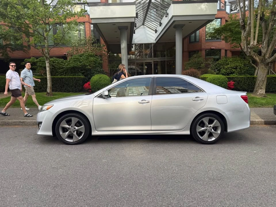 2013 Toyota Camry SE V6 - photo 2