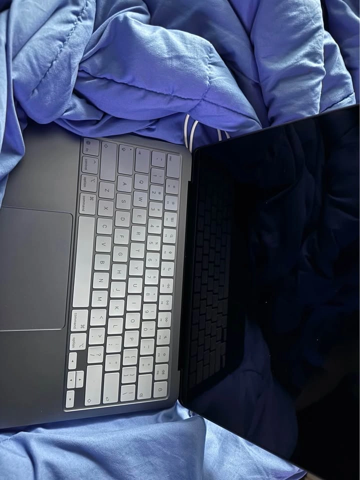 MacBook Neo indigo - photo 3