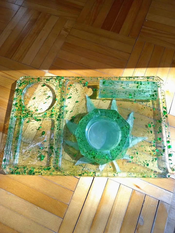 Glow in the dark maple leaf ash tray and accessories!
