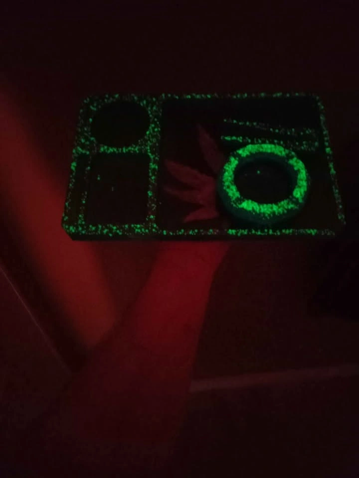 Glow in the dark maple leaf ash tray and accessories! - photo 2