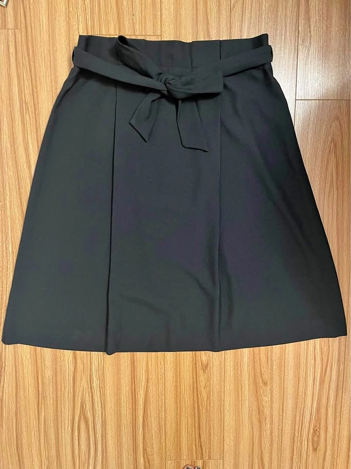 Black flowy mid-length skirt