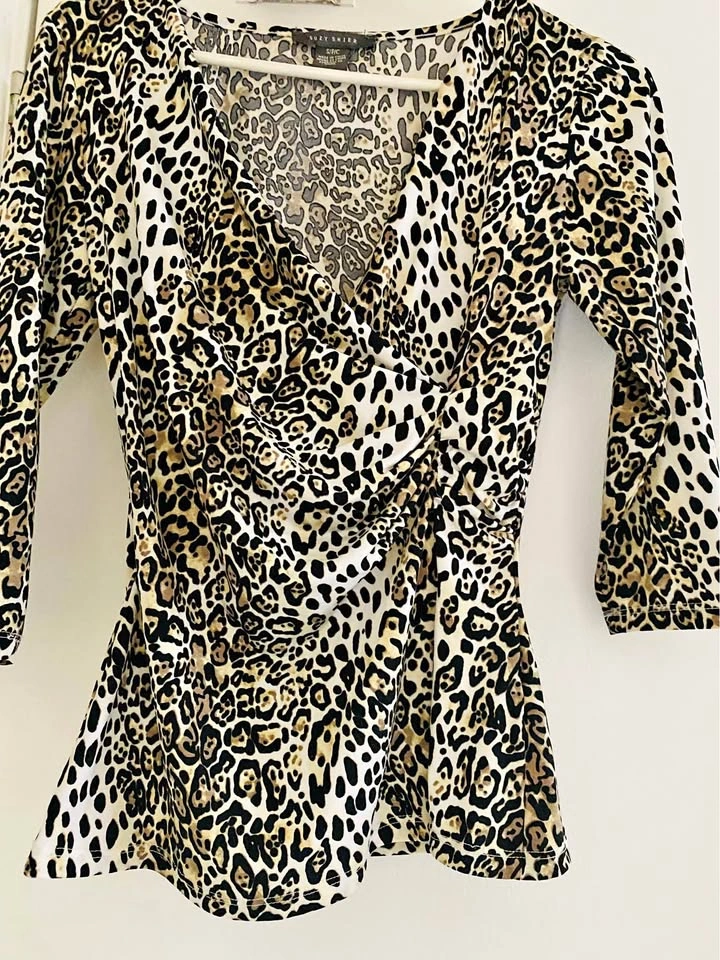 Beautiful 😍 Suzy Sheri leopard print top new size S
