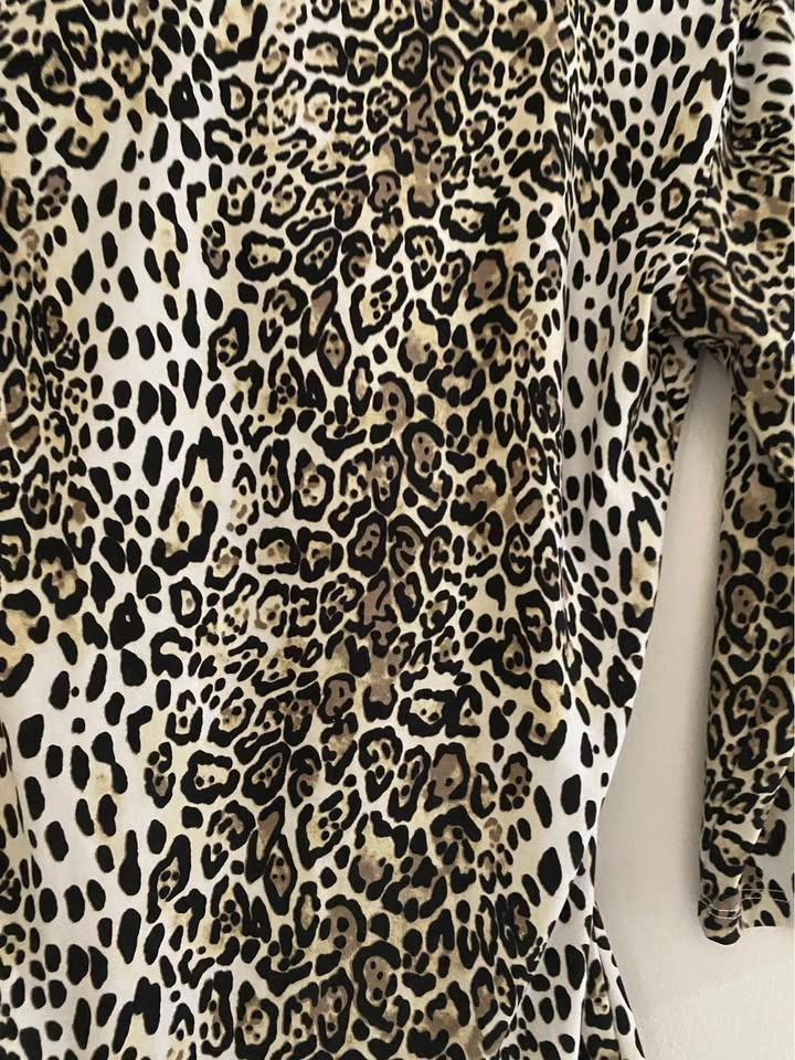 Beautiful 😍 Suzy Sheri leopard print top new size S - photo 2