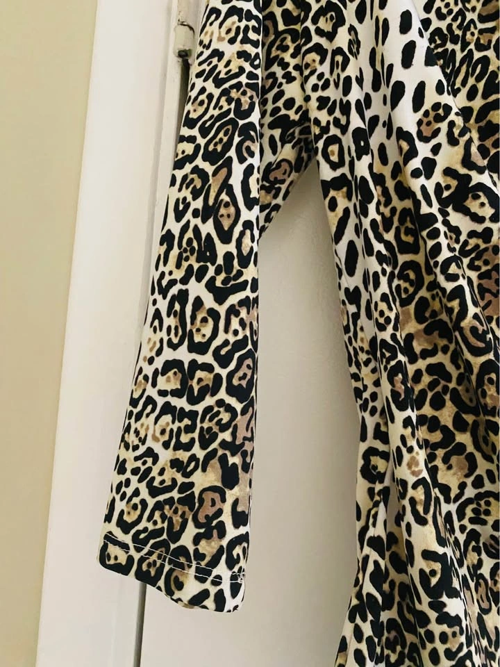 Beautiful 😍 Suzy Sheri leopard print top new size S - photo 4