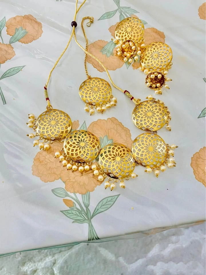 Beautiful 😍 kundan pearl set with tikka - photo 5