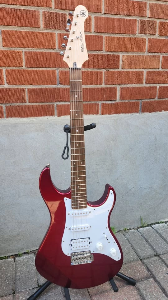 $260 Yamaha Pacifica Electric Guitar - Candy Apple Red - photo 2