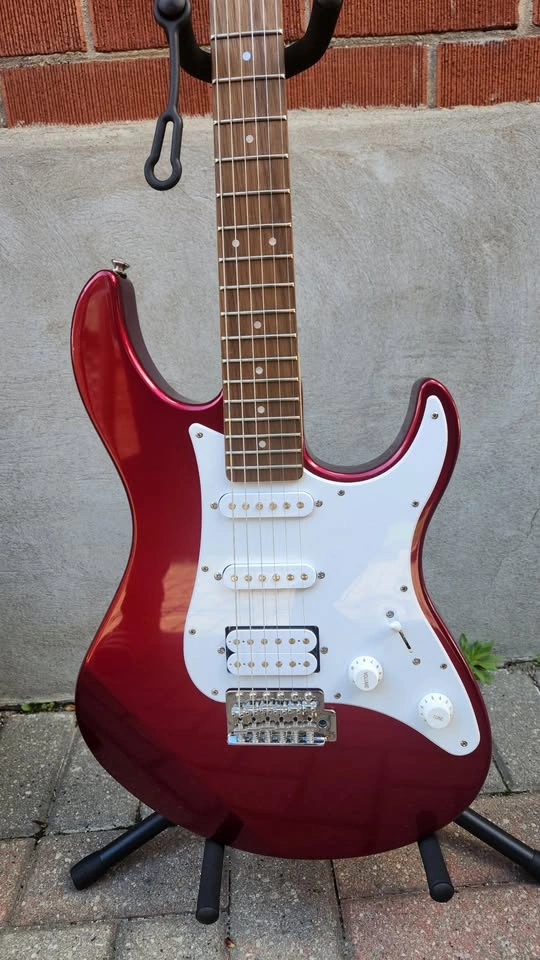 $260 Yamaha Pacifica Electric Guitar - Candy Apple Red - photo 3