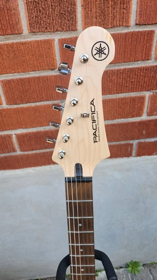 $260 Yamaha Pacifica Electric Guitar - Candy Apple Red - photo 4