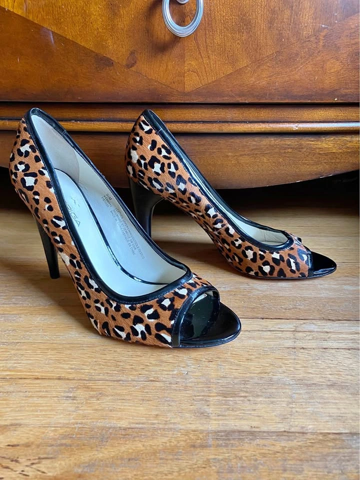 Ladies Open Toe Pump Heels Size 9.5