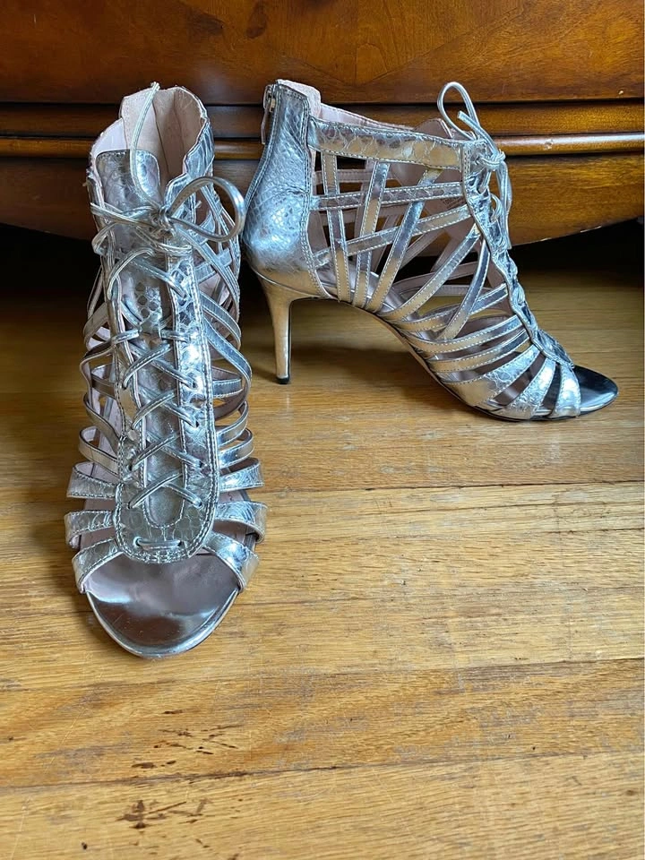 Ladies silver leather Pumps size 10