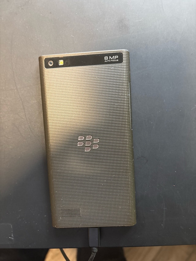 Blackberry Leap - Locked or Unlocked, Very Good Condition - photo 4