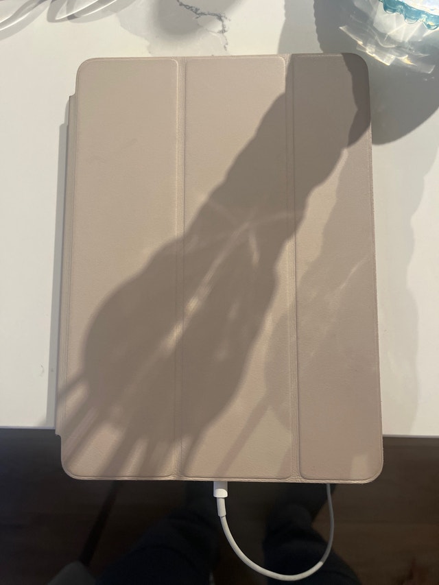 iPad Air 1st Gen 16GB w/ New Case - photo 3