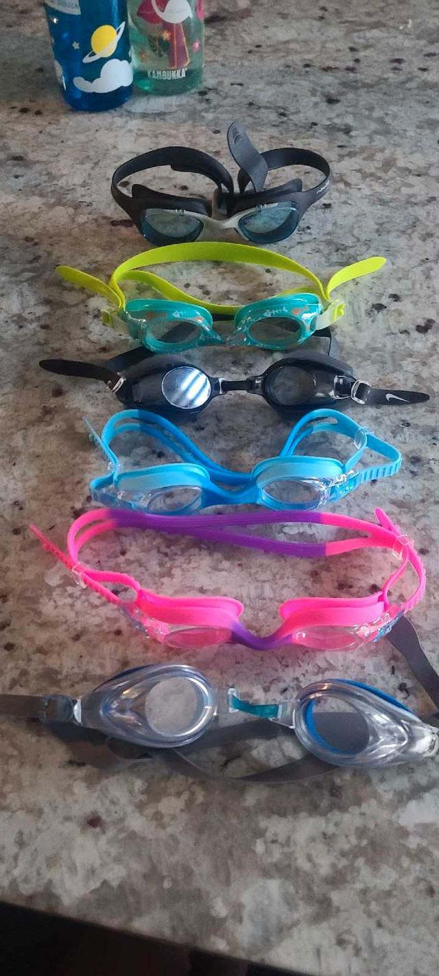 Swimming goggles
