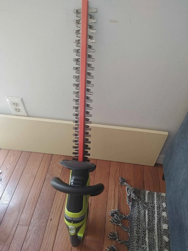 Ryobi ONE+ 22" 18V Cordless Hedge Trimmer w/ Battery & Charger - photo 4