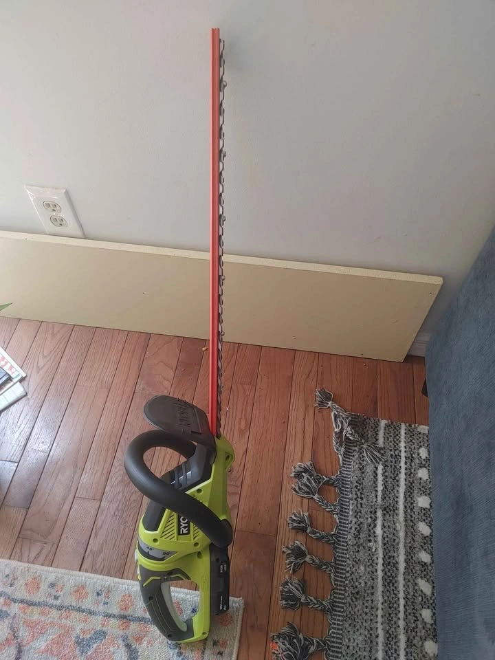 Ryobi ONE+ 22" 18V Cordless Hedge Trimmer w/ Battery & Charger - photo 5