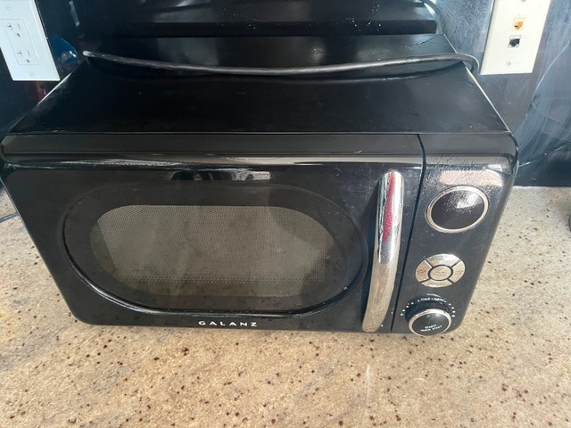 Compact Galanz microwave – Clean & Works Perfectly