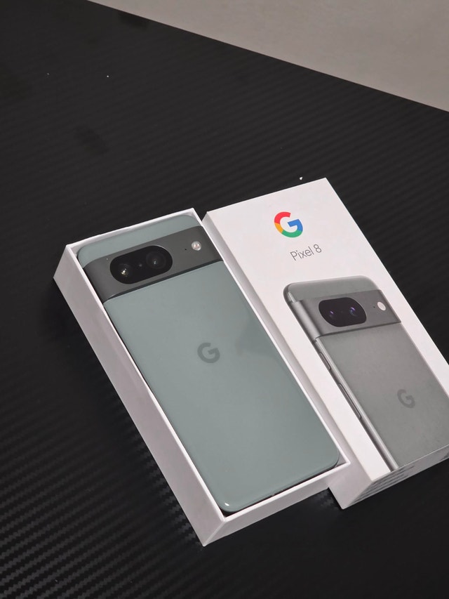 GREEN HAZEL GOOGLE PIXEL 8 UNLOCKED WITH BOX SALE/TRADE