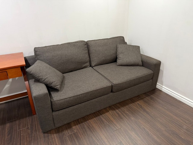 CONTENT SALE - SOFA/TABLE/CHAIRS