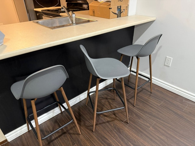CONTENT SALE - SOFA/TABLE/CHAIRS - photo 3