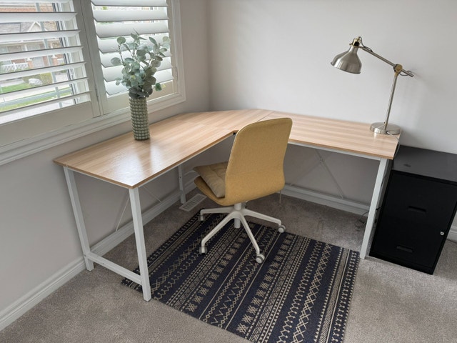 CONTENT SALE - OFFICE FURNITURE -DESK/CHAIR/MAT/LAMP