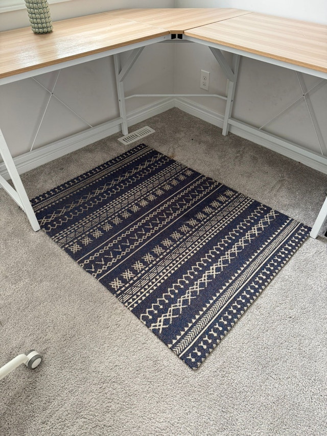 CONTENT SALE - OFFICE FURNITURE -DESK/CHAIR/MAT/LAMP - photo 2
