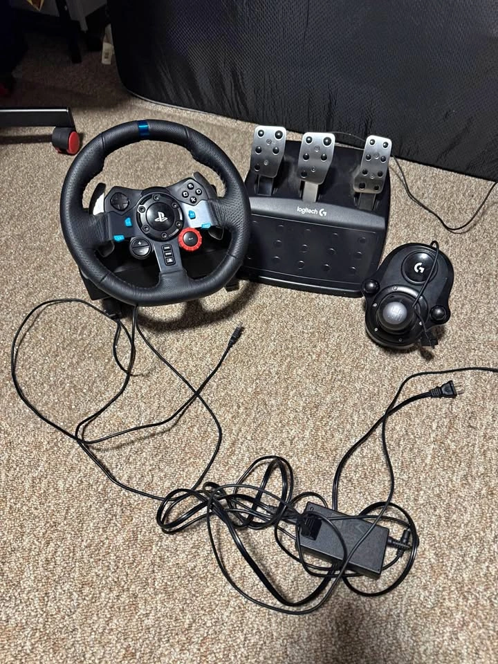 Logitech G29 Driving Force Racing Wheel - PS5/PS4/PC
