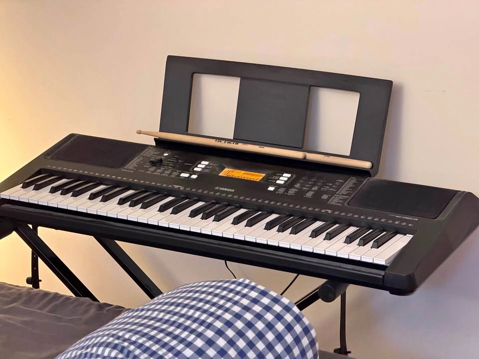YAMAHA PSR-E363 with stand and pedal