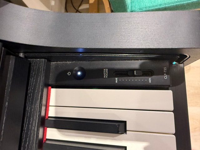 Yamaha Clavinova CLP-735 Digital Piano - photo 3