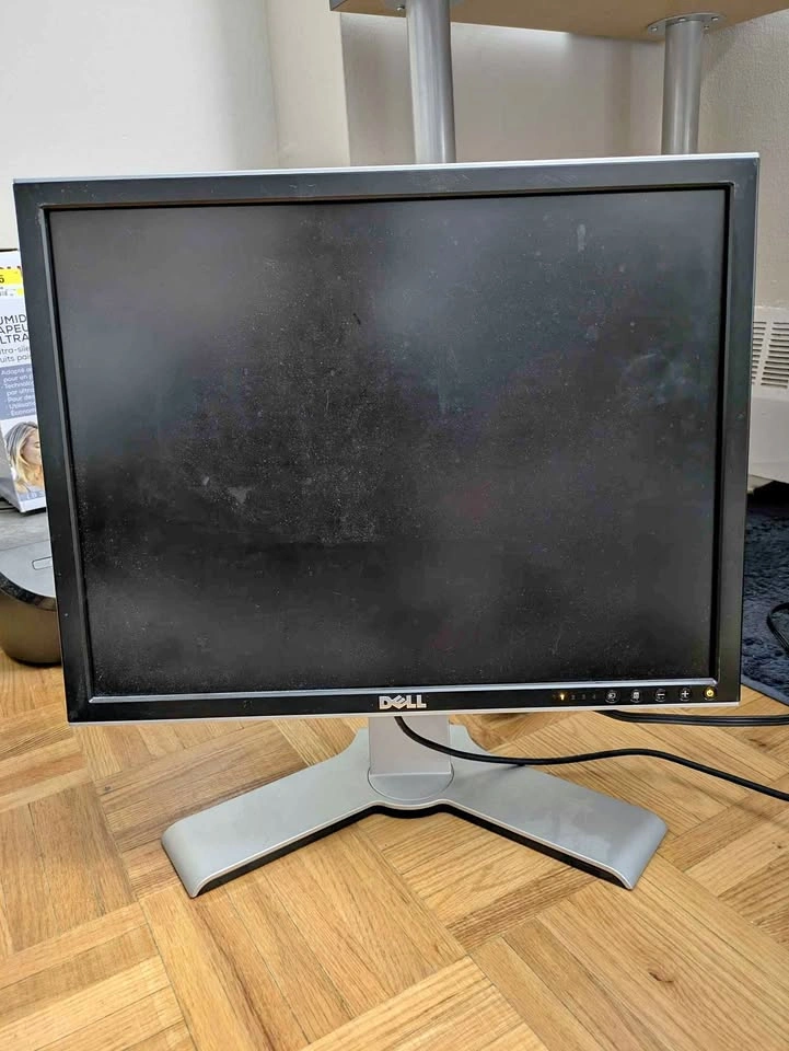 Dell Monitor - 20 inch, 1600x1200, VGA