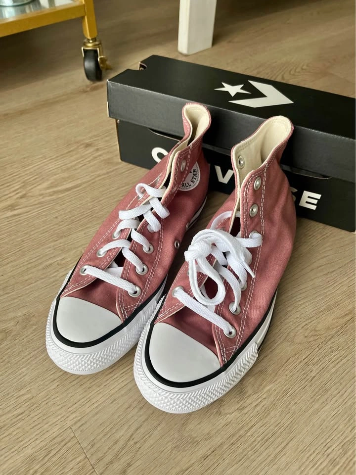 Women’s Converse High Top Sneakers - Size US 7 New - photo 3