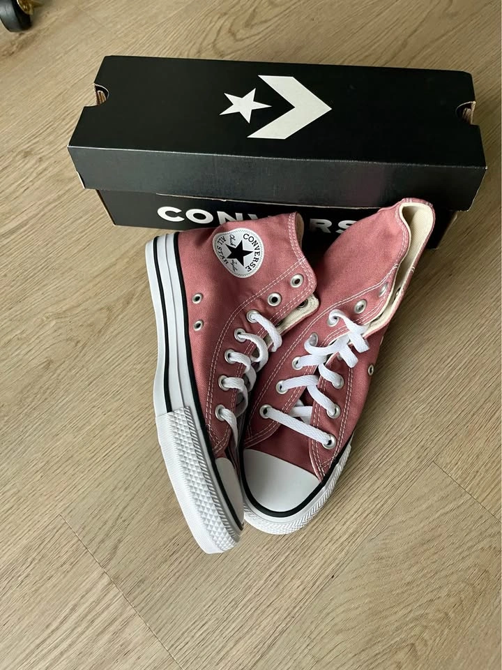 Women’s Converse High Top Sneakers - Size US 7 New - photo 5