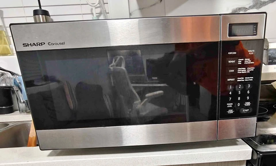 Sharp Carousel Microwave 1.2 Cu Ft (Large)